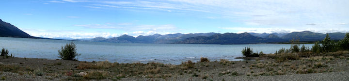 Le lac Kluane fait 70 kilomètres de long, 400 km2 et se situe à 781 m d'altitude.