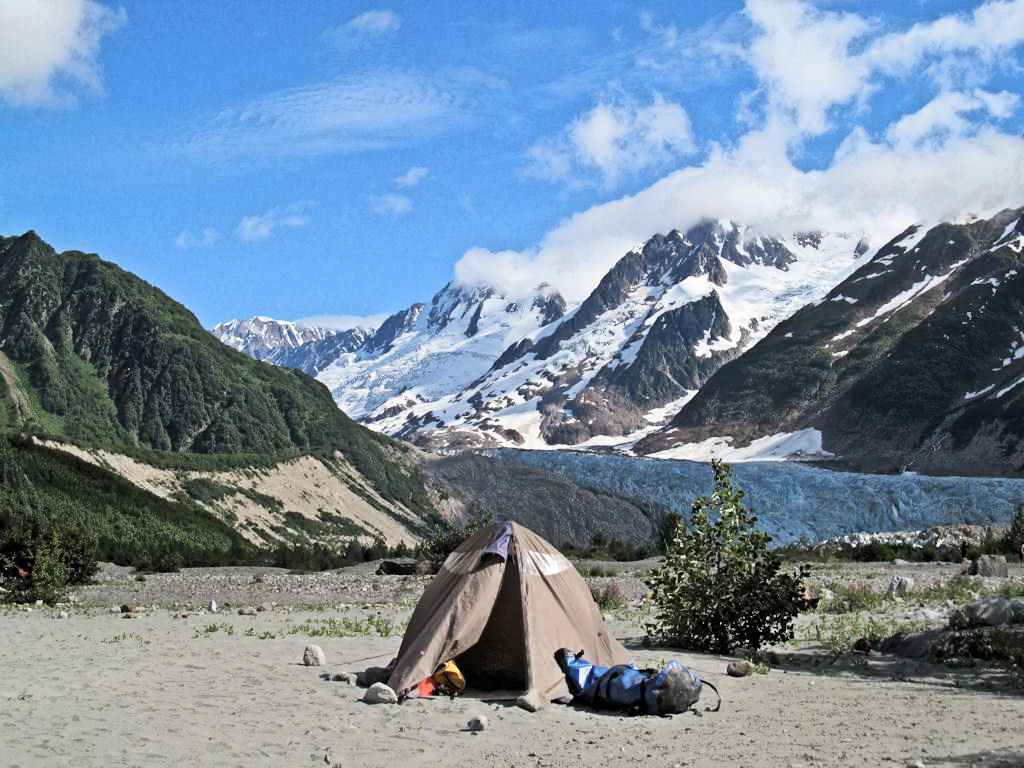 Le camp est installé tout près du glacier.