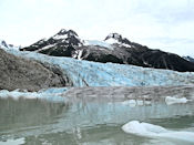 On prend pied sur le glacier depuis le raft.