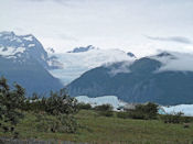 Les icebergs se dessinent en arrière du camp du lac Alsek.