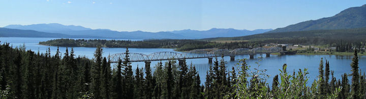Le pont sur la baie de la Nisutlin (Lac Teslin).
