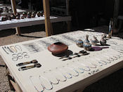 Les indiens Navaro tiennent des marchés de poteries et de bijoux le long de la route.
