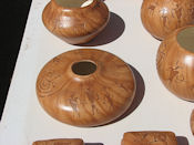 Les poteries sont ornées de motifs traditionnels.