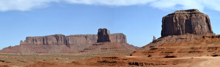 Monument Valley en Navajo (Tsé Bii' Ndzisgaii) signifie la vallée des roches.