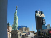 Statue de la liberté et tour MGM.