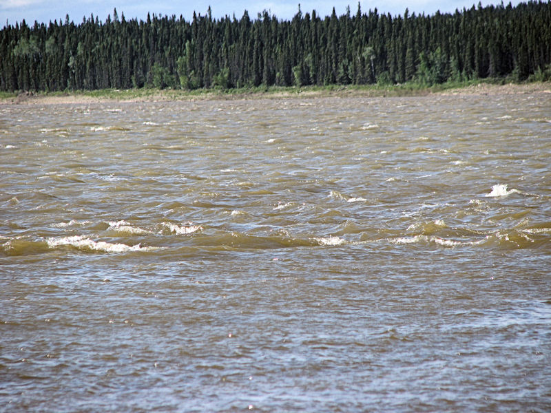 Lorsque le vent souffle de face, la rivière devient vite très agitée, obligeant parfois à l'arrêt.